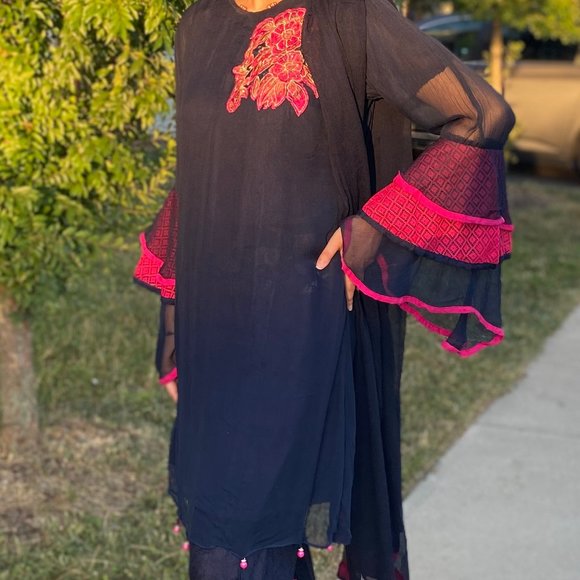 Navy Blue and Flowery Pink Shalwar Kameez - Picture 3 of 4